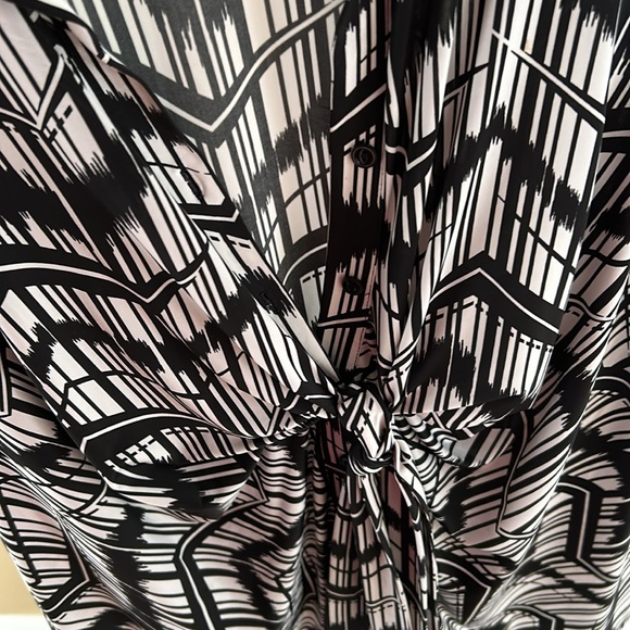 Black and White Top 🩷 - Picture 5 of 8